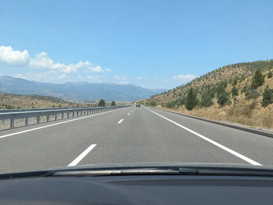 Anadolu otoyolunda ön camdan görünüm; ilerideki araç uzaklık yüzünden karede çok küçük kalıyor
