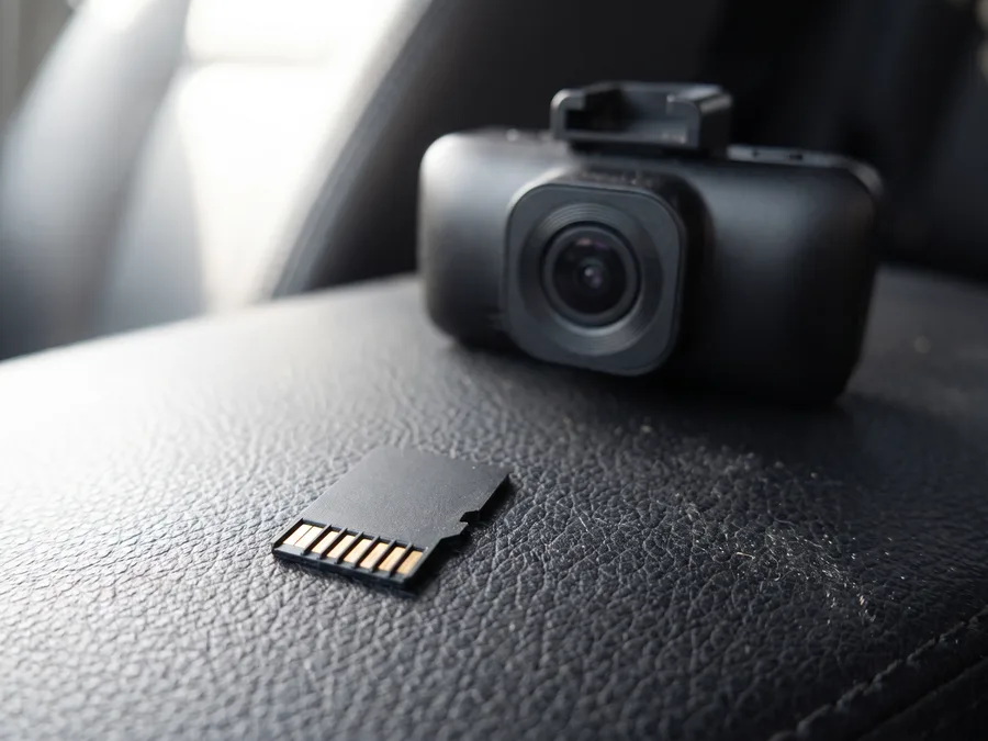 Parmak uçlarında tutulan yüksek dayanıklılıklı microSD kart