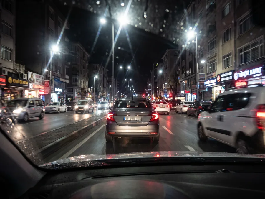 Gece şehir içi trafikte ön camdan görünüm